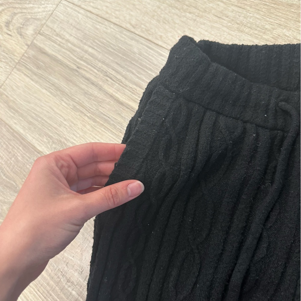Alo black cable knit hooded sweatshirt and knit sweatpants set - Picture 5 of 7